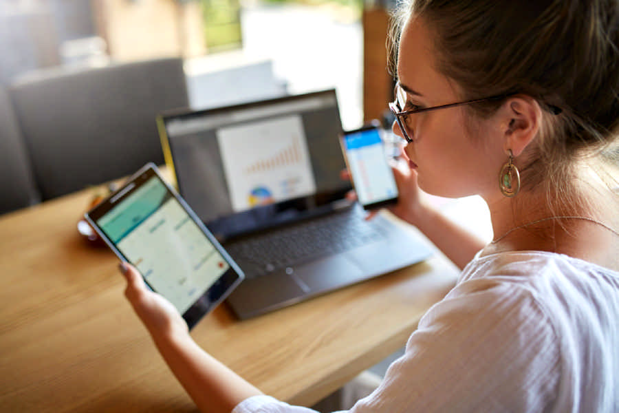 Per un lavoro d'ufficio da remoto a casa in smart working è sufficiente un pc (meglio se portatile), un telefono ed una linea di connessione dati