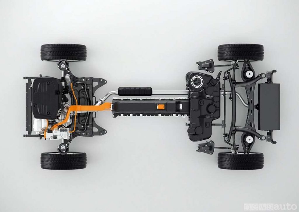 La batteria agli ioni di litio della Volvo XC40 Recharge T5 Plug-in Hybrid è al centro del pianale in basso ed accessibile da sotto la vettura ben protetta 