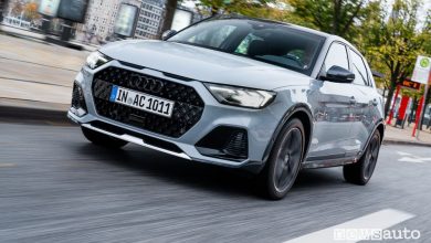Vista di profilo Audi A1 allstreet su strada