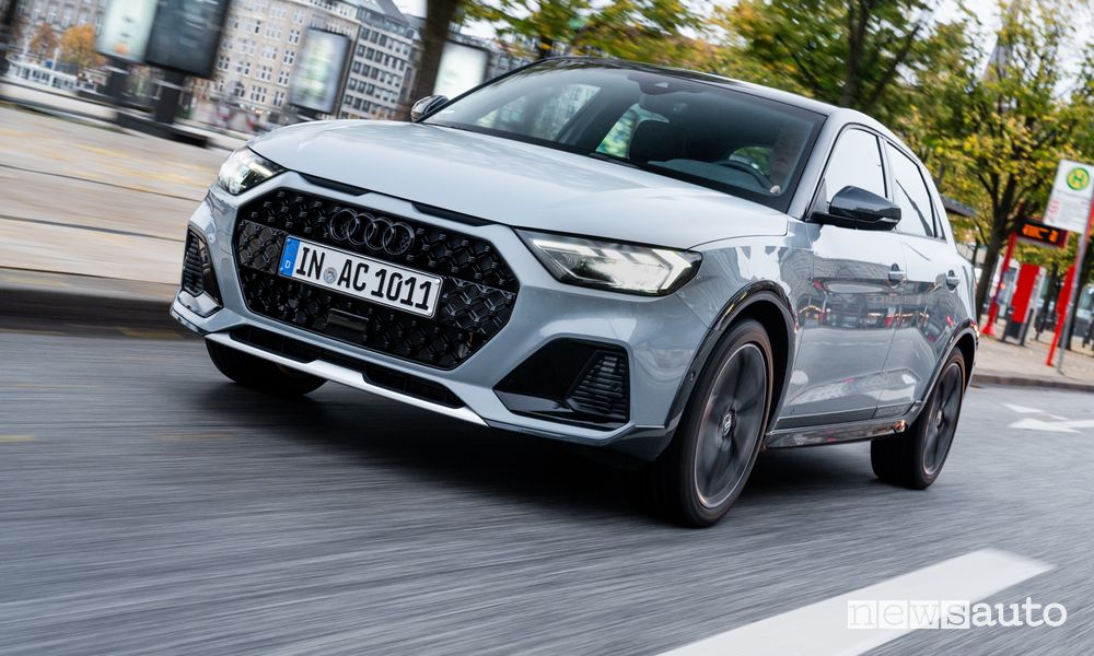 Vista di profilo Audi A1 allstreet su strada