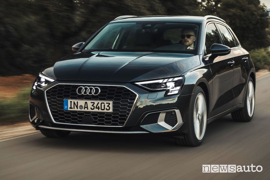 Vista anteriore Audi A3 Sportback 35 TFSI MHEV Business Advanced