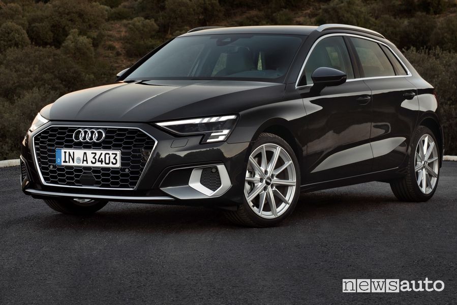 Vista di profilo Audi A3 Sportback 35 TFSI MHEV Business Advanced