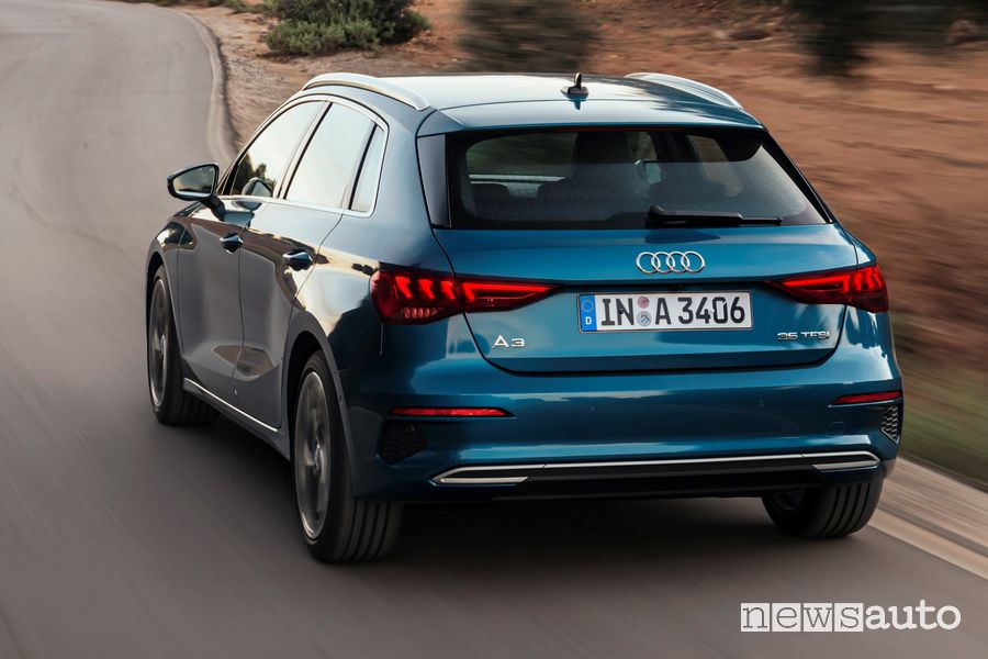 Vista posteriore Audi A3 Sportback 35 TFSI MHEV S Line edition