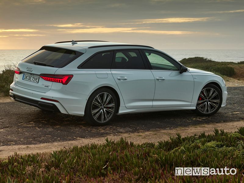 Vista posteriore Audi A6 Avant 55 TFSI e quattro