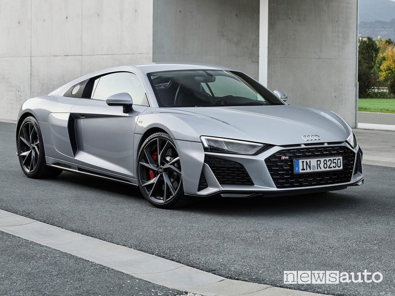 Vista di profilo Audi R8 V10 RWD Coupé