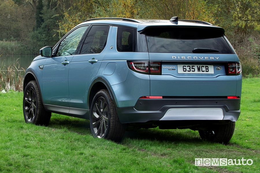 Vista posteriore Land Rover Discovery Sport ibrida plug-in