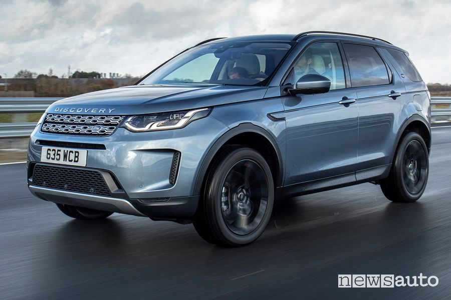 Vista di profilo Land Rover Discovery Sport ibrida plug-in