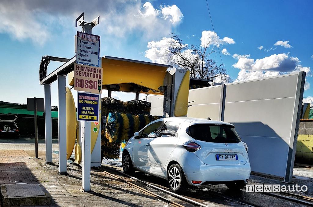 Renault Zoe all'autolavaggio:  se si esce di casa durante la quarantena da Coronavirus per l'avare l'auto all'autolavaggio si rischia una multa da 533 euro