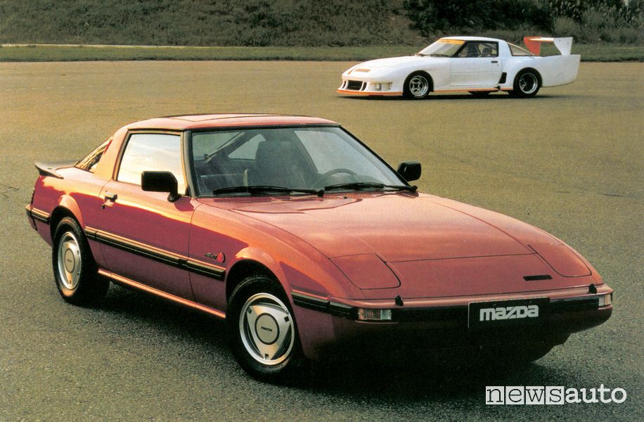Mazda RX-7 1^ serie insieme alla versione da corsa del 1980