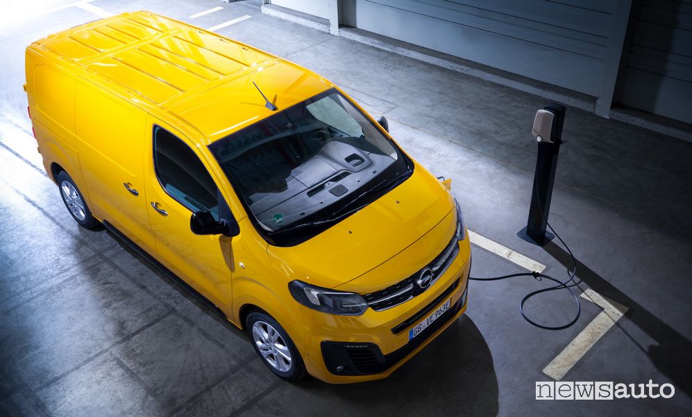 Operazione di ricarica Opel Vivaro-e elettrico