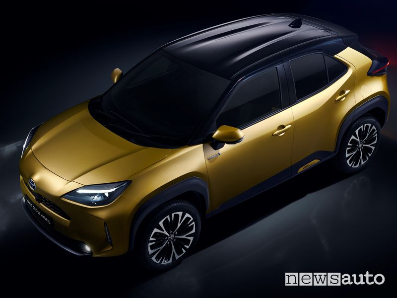 Toyota Yaris Cross con tetto bicolore, suv compatto innovativo con fari full led