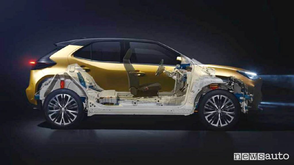 Toyota Yaris vista laterale dove si nota la posizione della batteria al litio