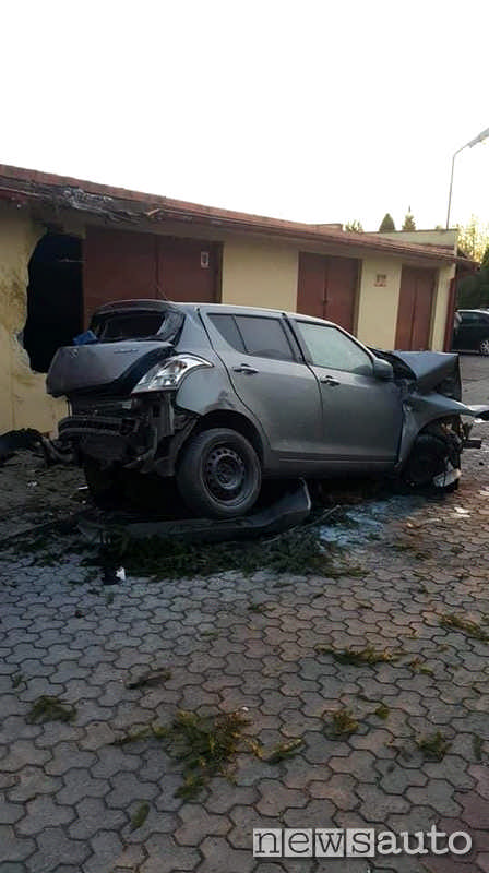 L'auto dopo essere decollata dalla rotonda ed un volo di 60 metri è atterrata di muso contro il muro di questo box