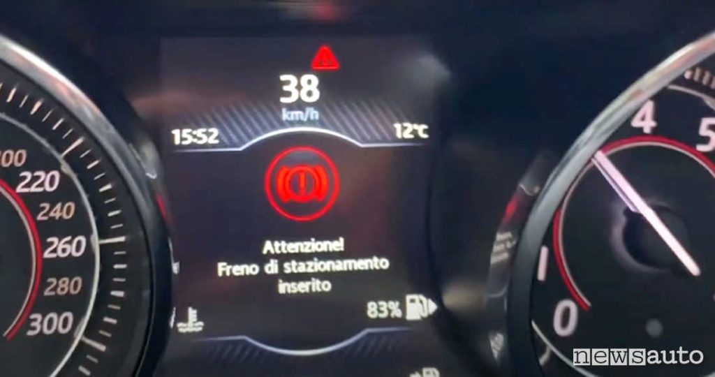 Avviso freno di stazionamento inserito che comparare durante la marcia quando si tira la levetta