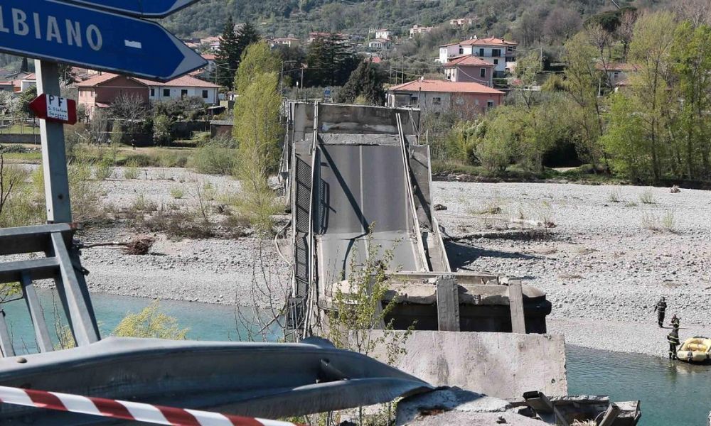 Ponte crollato ad Aulla