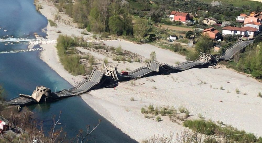 Ponte crollato ad Aulla