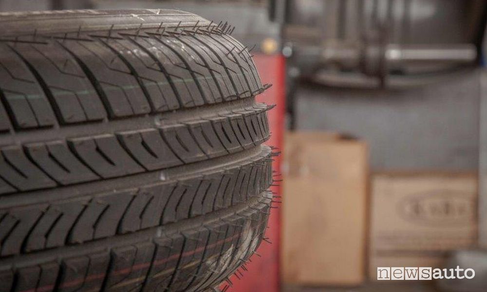 Battistrada di un pneumatico nuovo. una crisi economica pazzesca che riguarda anche tutto il mondo dell'auto e quello dei pneumatici