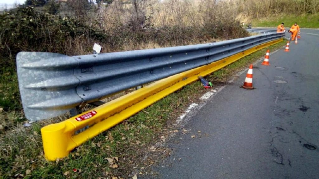Protezioni aggiuntive nella parte inferiore dei guard rail per prevenire gli incidenti stradali e ridurne le conseguenze soprattutto per i motociclisti