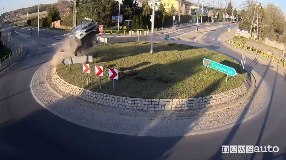 Auto vola ad una rotonda, immagini spettacolari