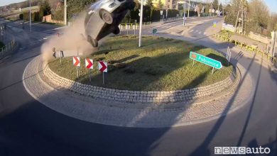 Auto vola ad una rotonda