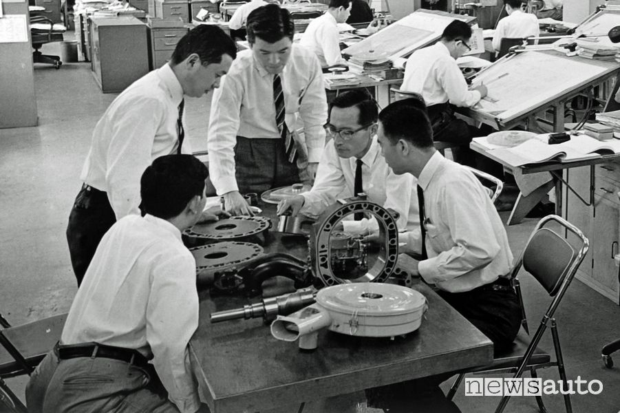 L'ingegnere Kenichi Yamamoto al lavoro sul motore rotativo Mazda