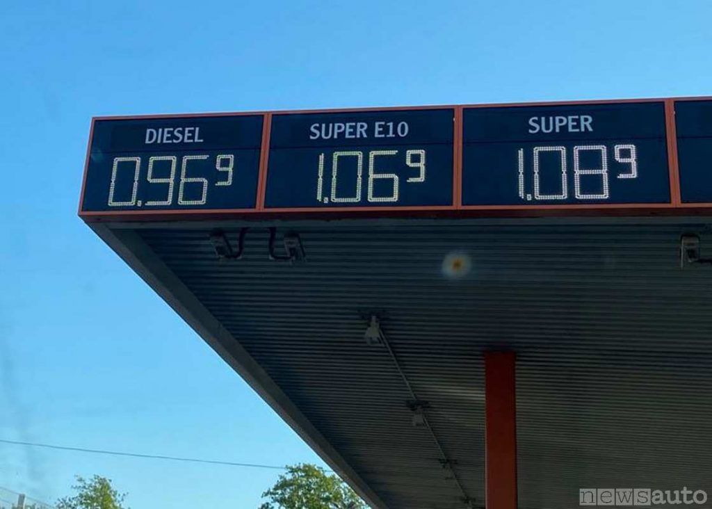 Prezzo carburante in Germania ad aprile 2020, diesel 0,969 e benzina 1,069(distributore di carburante di (da Hattersheim vicino a Francoforte)