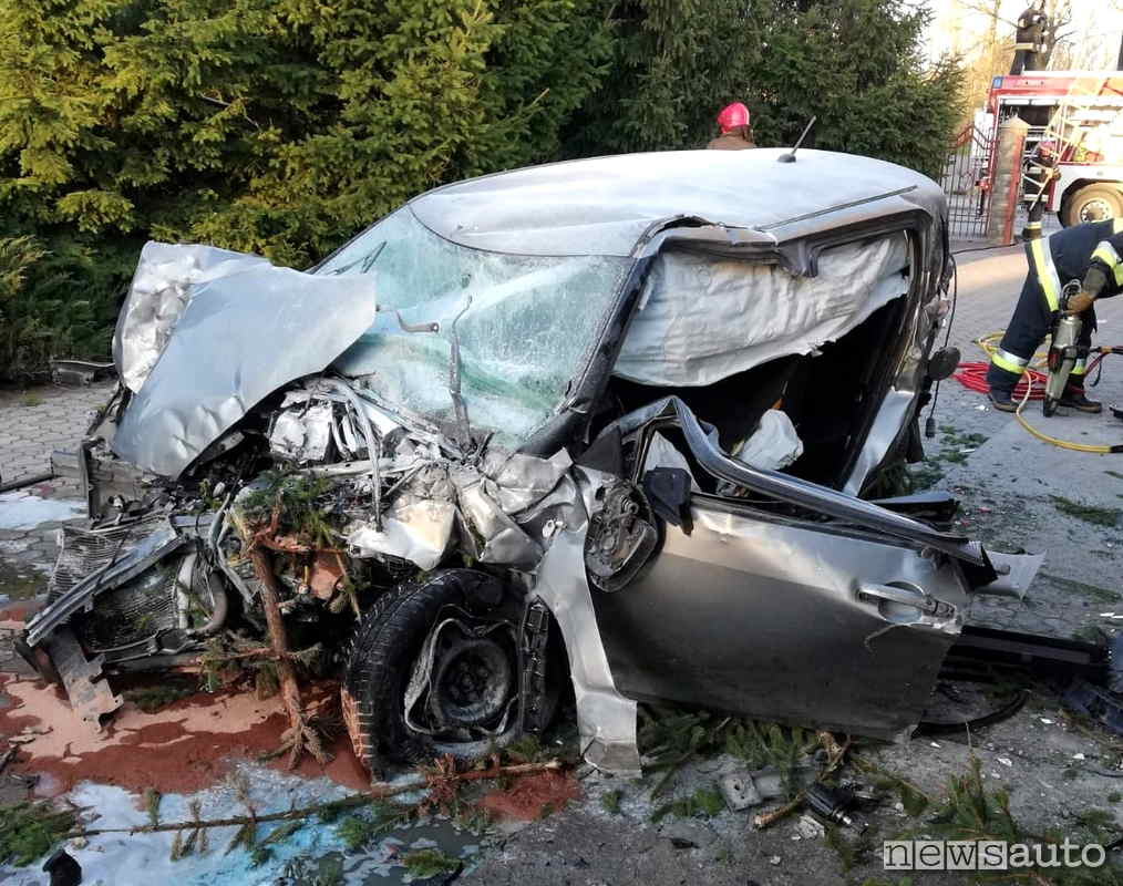 Gli airbag hanno attutito il tremendo impatto della Suzuki Swift nell'incidente alla rotonda con decollo e volo di 60 metri. 