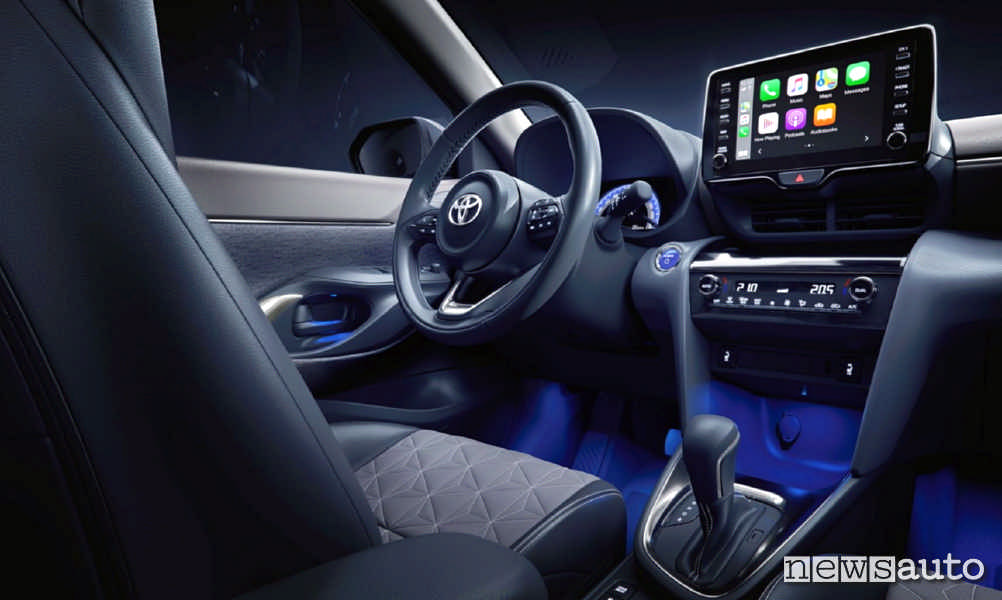 Abitacolo, cambio e plancia multimediale della nuova Toyota Yaris Cross 2021