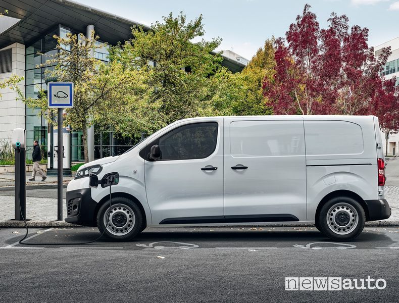 Ricarica da colonnina pubblica Citroën ë-Jumpy elettrico