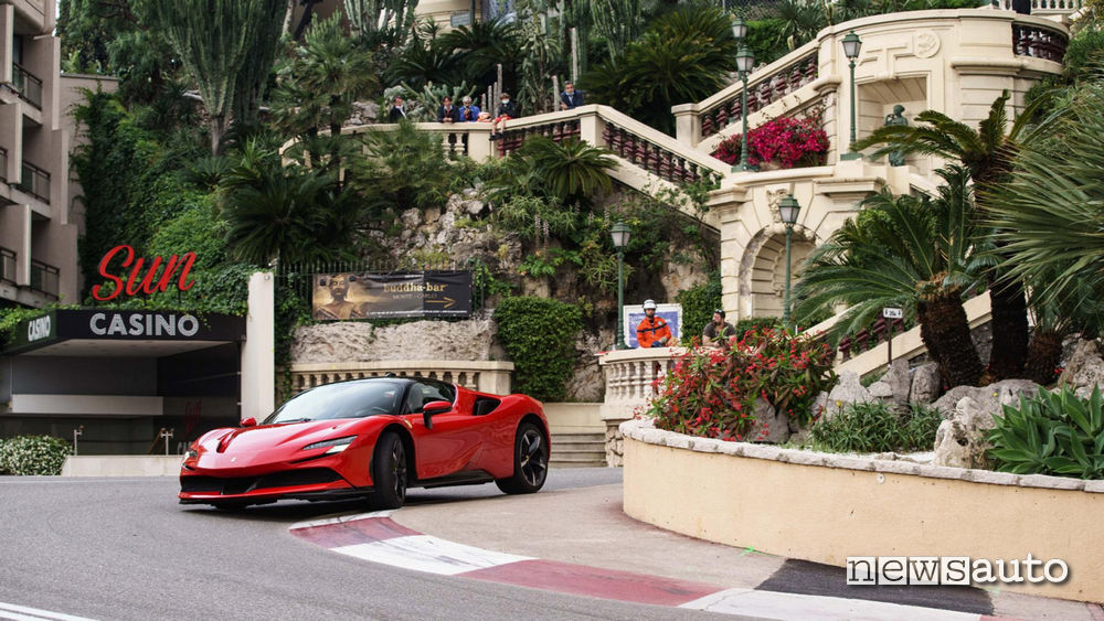 Leclerc a Montecarlo a bordo della Ferrai SF90 mentre gira un cortometraggio (video)