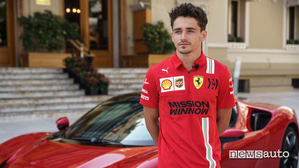 Charles Leclerc a Montecarlo con la Ferrai SF90 con la quale ha girato un cortometraggio