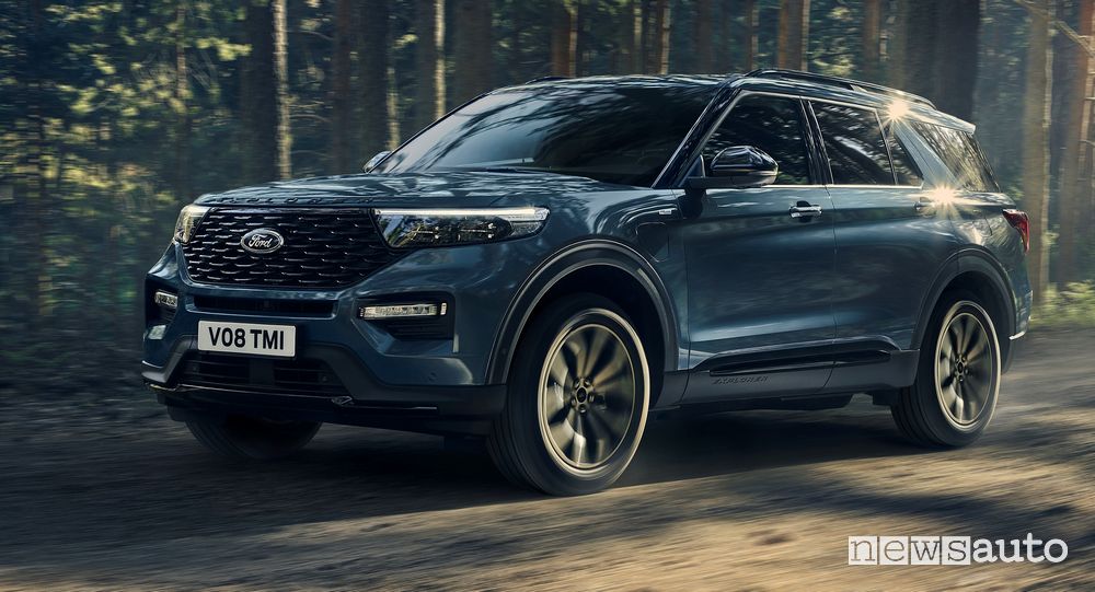 Ford Explorer Plug-In Hybrid ST Line in off road