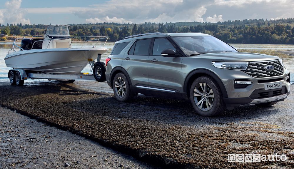 Ford Explorer Plug-In Hybrid che traina una barca fino a 2.500 kg