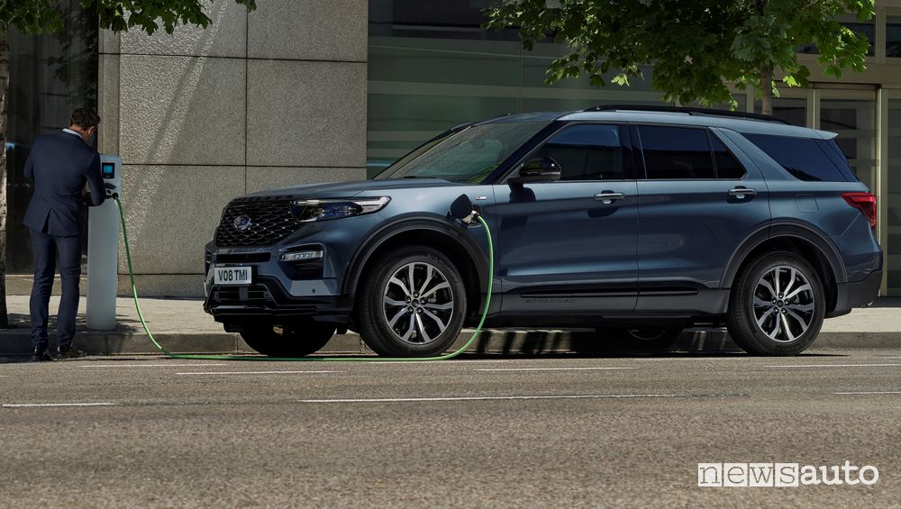 Ricarica da colonnina pubblica Ford Explorer Plug-In Hybrid ST Line