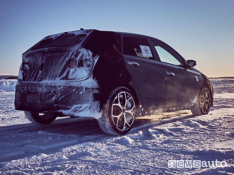 Vista posteriore prototipo Hyundai i20 N test in Svezia sulla neve
