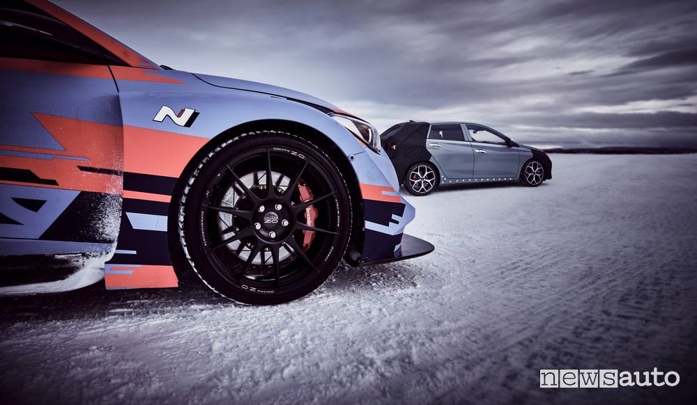 Hyundai i20 WRC insieme al prototipo i20 N sul lago ghiacciato di Arjeplog in Svezia