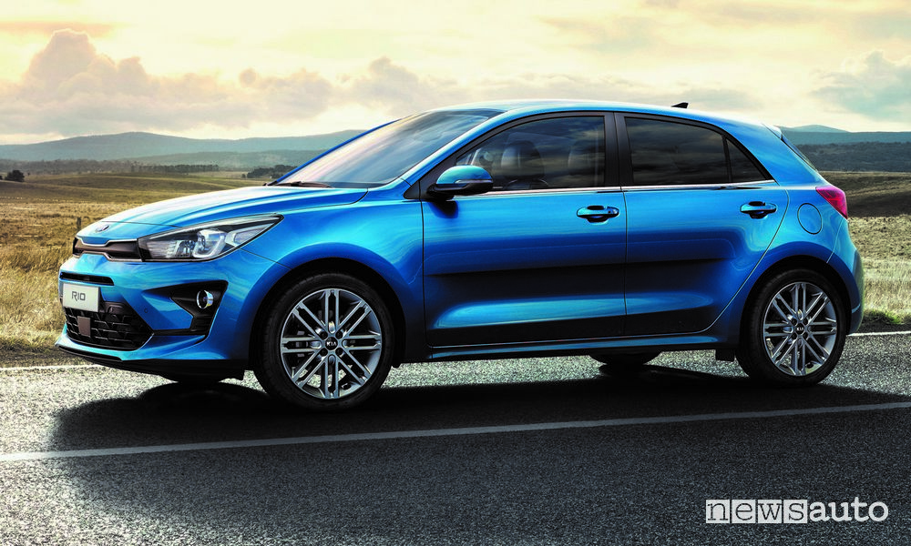 Vista laterale Kia Rio 2021