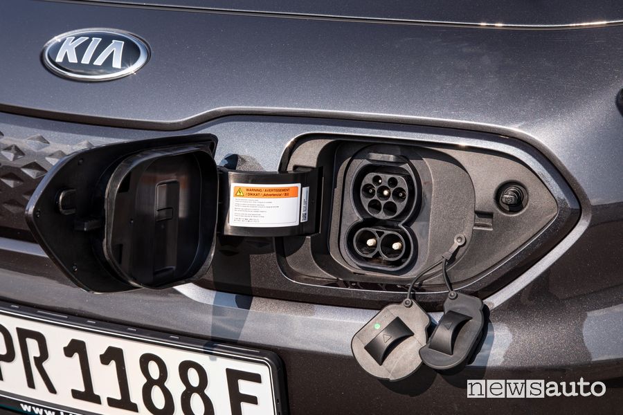 Vano di ricarica sul frontale della Kia e-Niro elettrica
