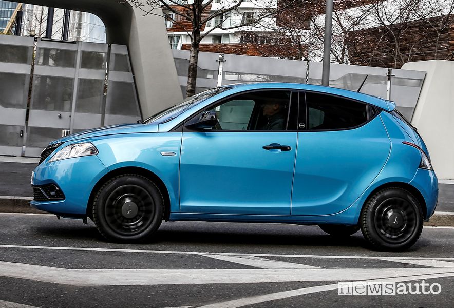 Vista laterale Lancia Ypsilon Hybrid EcoChic