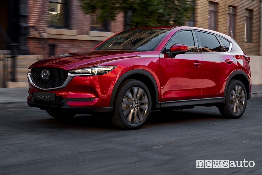 Vista di profilo Mazda CX-5 2020 Soul Red Crystal