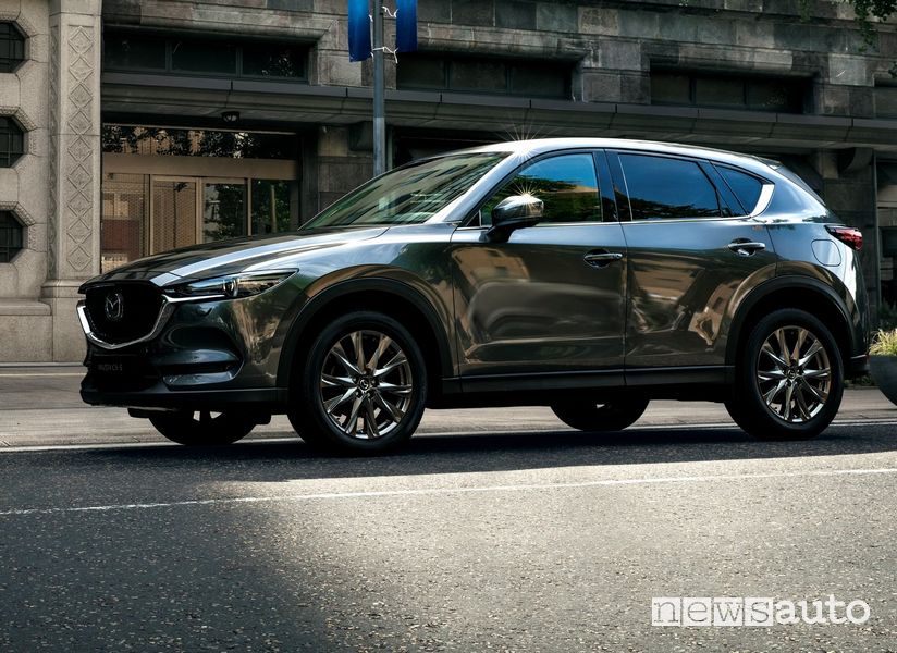 Vista di profilo Mazda CX-5 2020 Machine Grey
