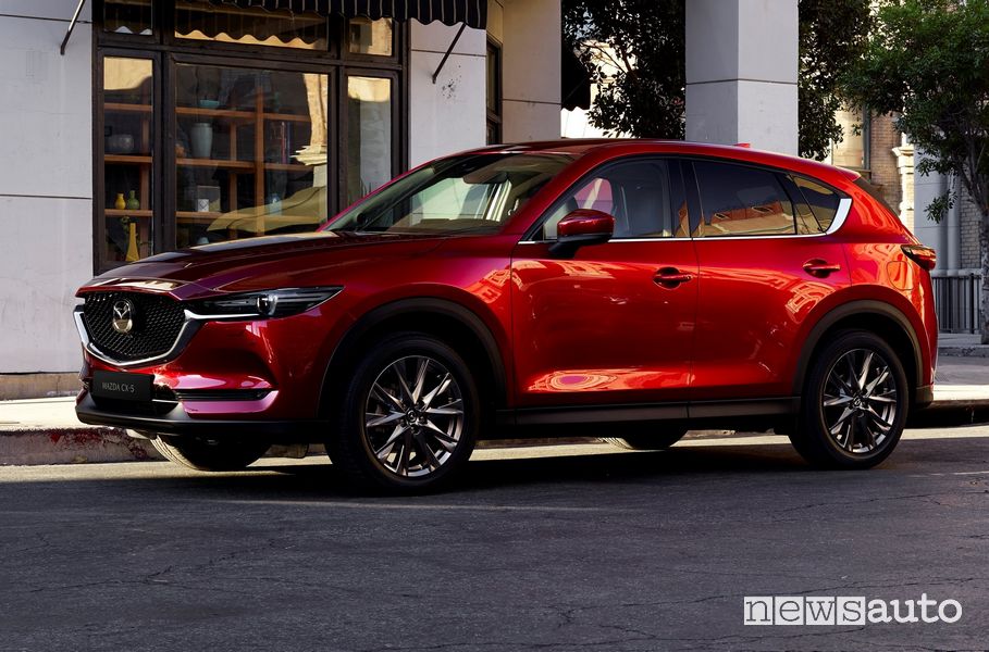Vista di profilo Mazda CX-5 2020 Soul Red Crystal