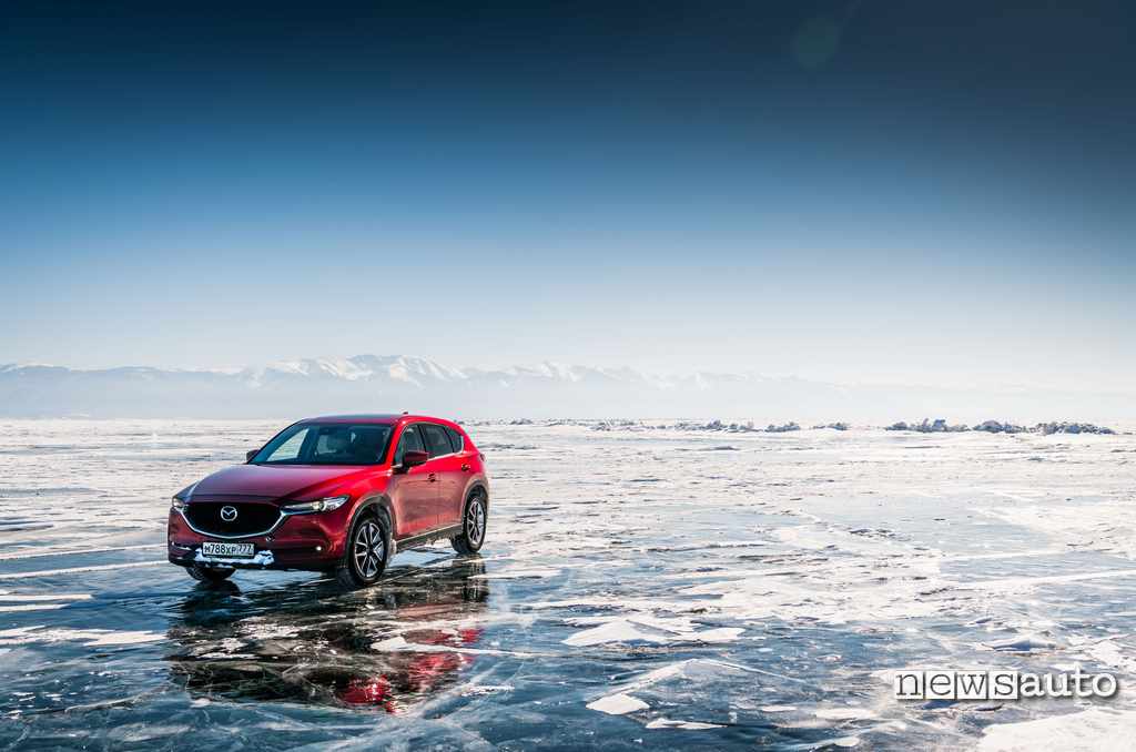 Mazda CX-5 sul lago Baikal ghiacciato nel 2018
