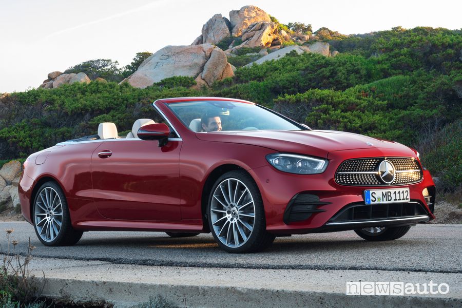 Vista di profilo Mercedes-Benz Classe E Cabriolet con la capote aperta