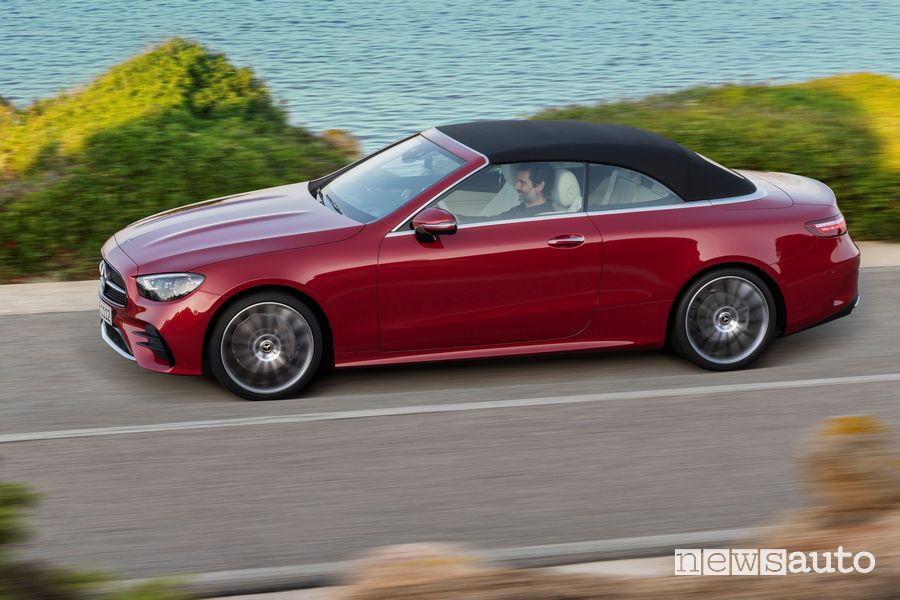 Vista laterale Mercedes-Benz Classe E Cabriolet con la capote chiusa