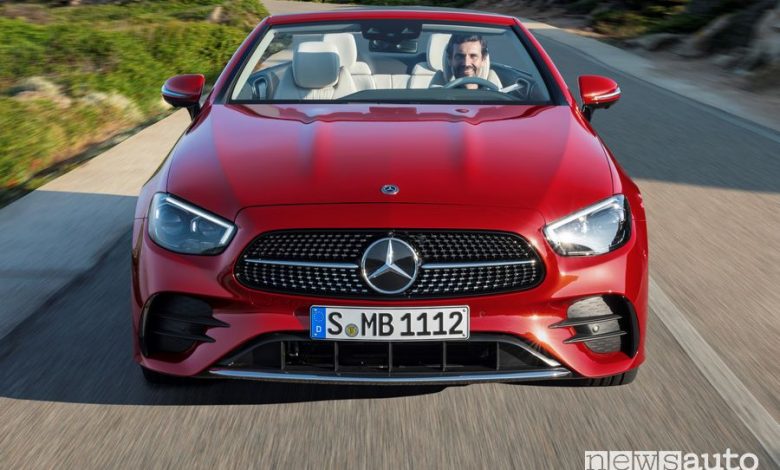 Vista frontale Mercedes-Benz Classe E Cabriolet con la capote aperta