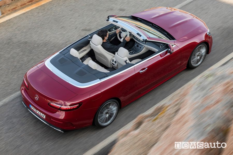 Vista dall'alto Mercedes-Benz Classe E Cabriolet con la capote aperta