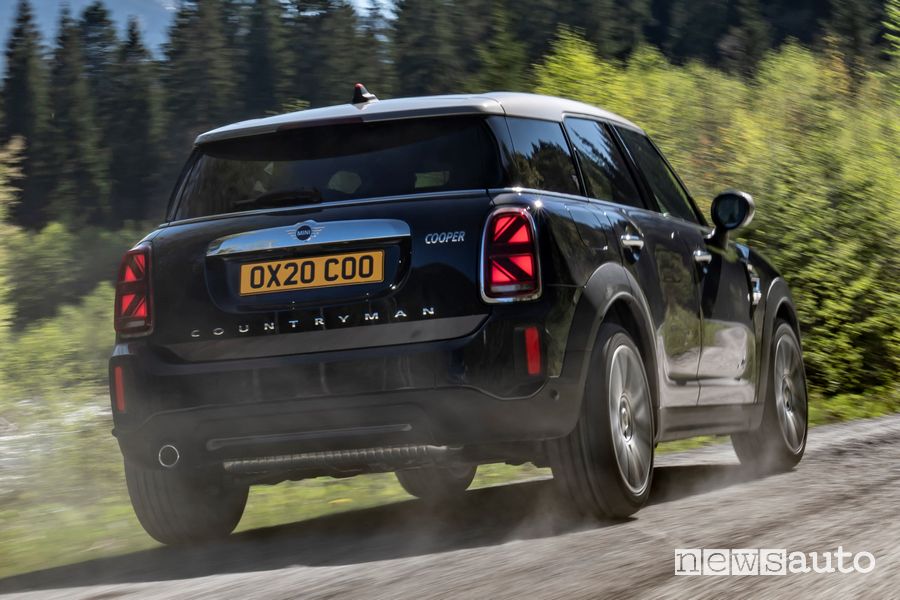 Vista posteriore Mini Cooper S Countryman ALL4 sullo sterrato