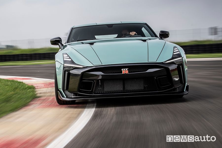 Frontale Nissan GT-R50 by Italdesign in pista sul Circuito Tazio Nuvolari