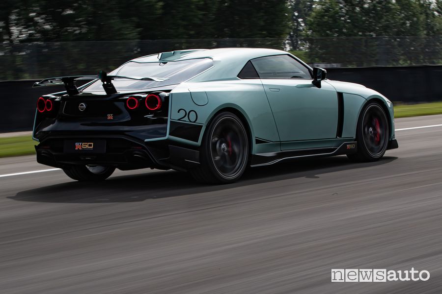 Vista posteriore Nissan GT-R50 by Italdesign in pista sul Circuito Tazio Nuvolari